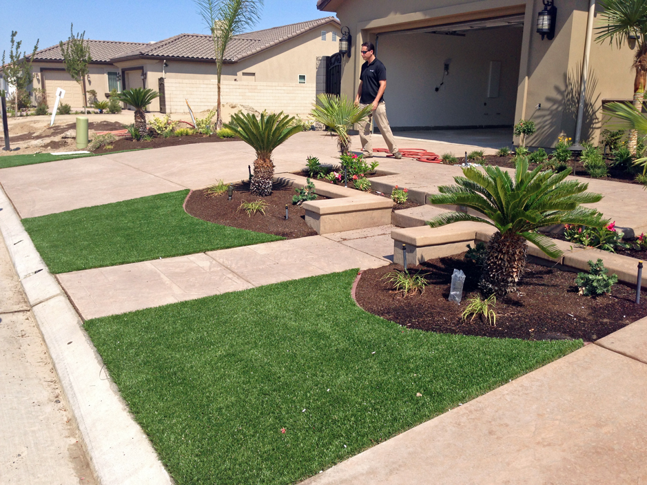 Green Lawn Desert Center California, Front Yard Landscape With Pavers